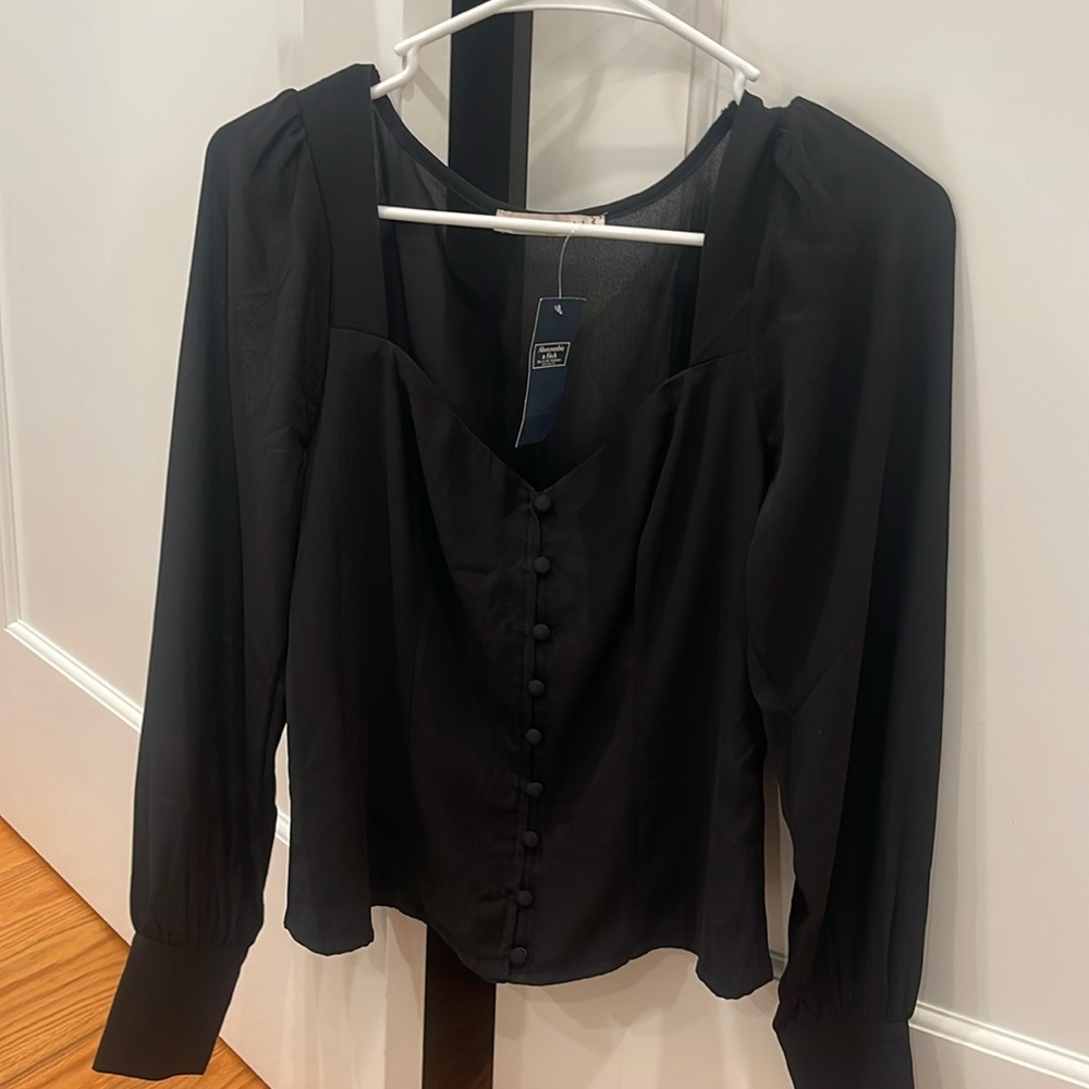 Abercrombie top never been worn! Runs TTS